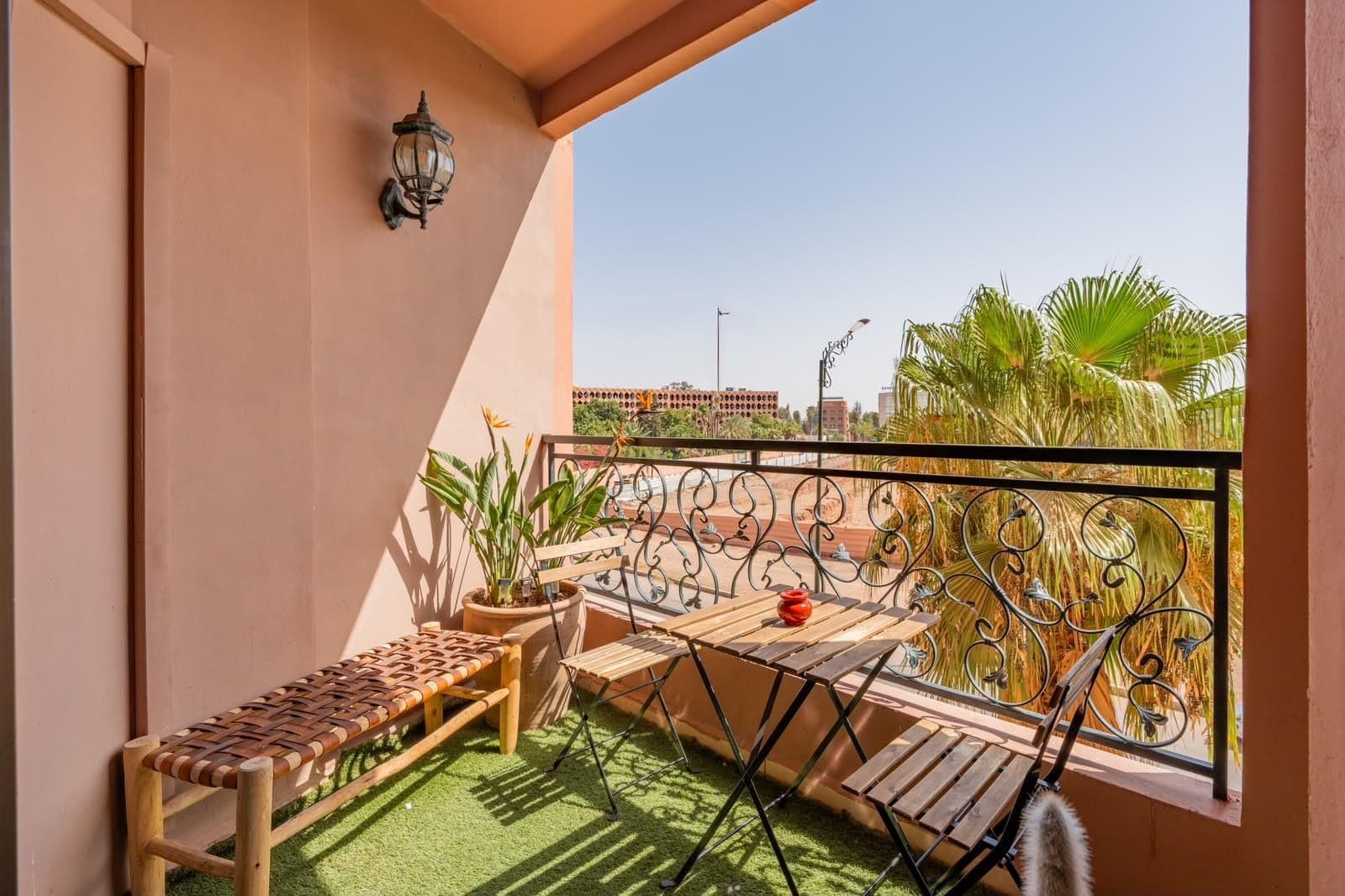 Balcon avec vue dégagée, table et bancs en bois