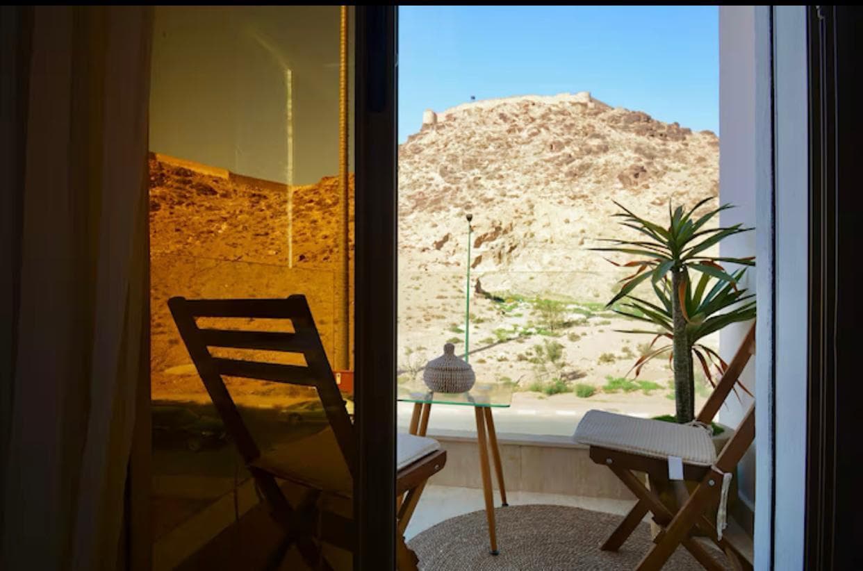 Balcon avec vue sur la colline Jbel Gueliz